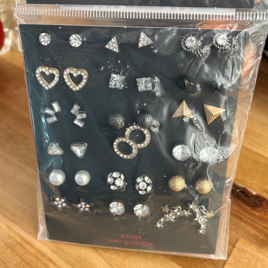 No Boundries 18 Pairs Stud Earrings